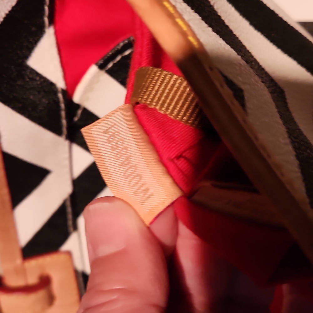 Super Sexy Dooney & Bourke Black & White Zig-Zag Large Tote 🤍🖤 - Picture 16 of 16